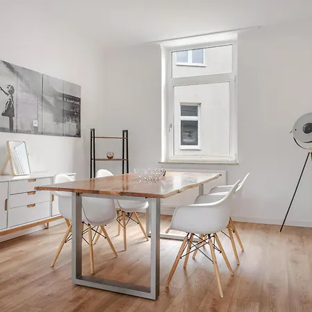 Geräumige Mit 2 Schlafzimmern Apartment *